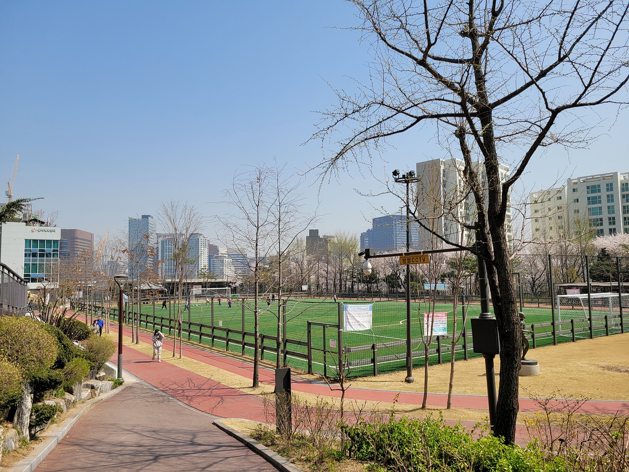 英超｜辱罵利物浦及高普球證被辭退　「行為嚴重違反合約條款」.